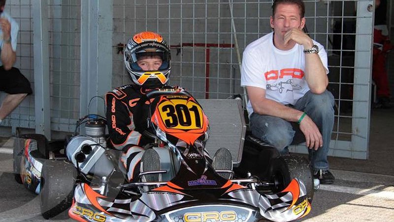 Píše se rok 2010 a dvanáctiletý Max sedí v motokáře vedle otce Jose.