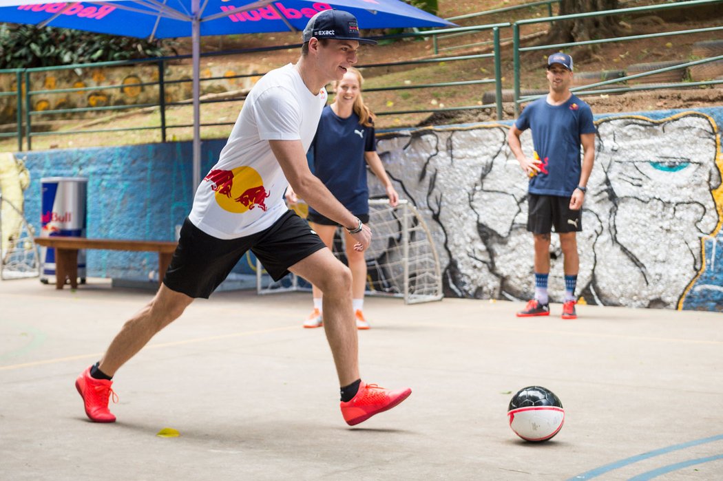 Sportovní aktivity přispívají ke kondici závodníka. V obou případech se Max předváděl na propagačních akcích firmy Red Bull.