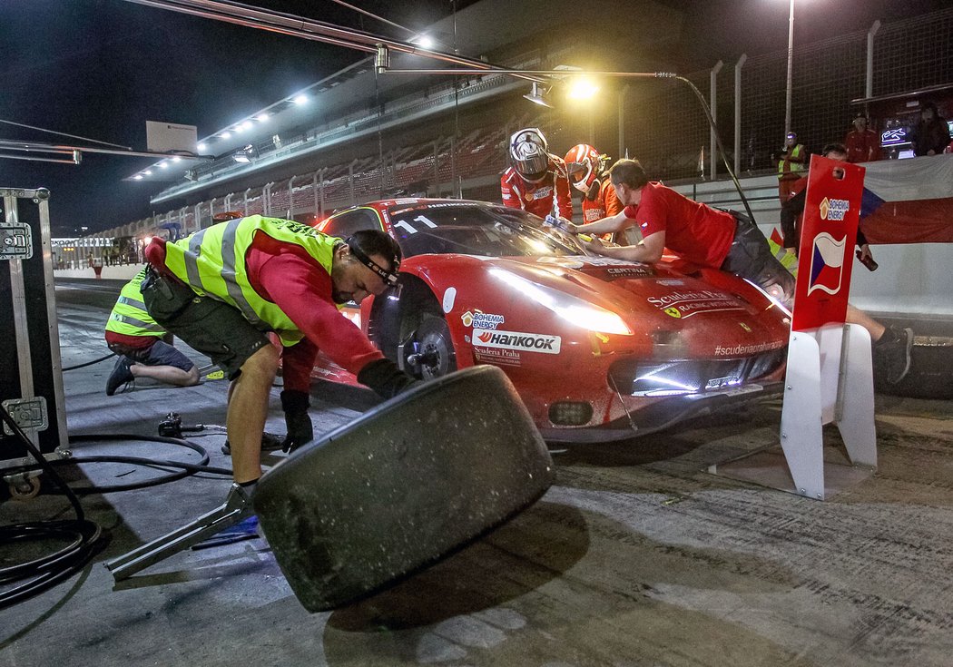 Noční zastávka v boxech má pro přihlížející kouzlo. Piloti a mechanici však musejí být obezřetnější než za denního světla.