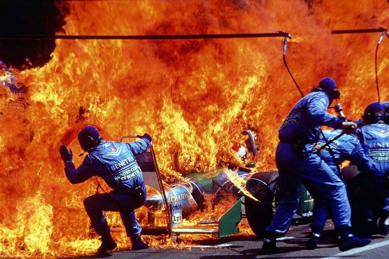 Požár vozu Jose Verstappena na Hockenheimu 1994. Jezdec vyvázl z lehkými popáleninami.