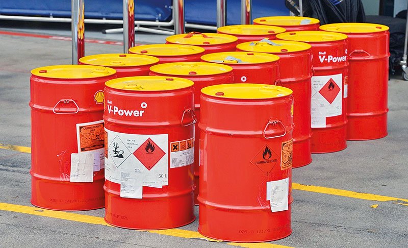 Shell nově vyvinul přes 50 různých receptur závodního benzinu V-Power. Jestliže ale loni f rma na každou VC vozila asi 7500 litrů PHM, letos to bude zřejmě méně.