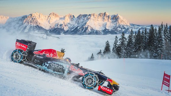 Tomu neuvěříte: Formule 1 se nebojí sněhu, řádí na sjezdovce v Alpách (videa)