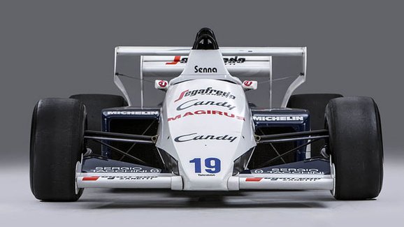 Formule Ayrtona Senny míří do aukce. V uličkách Monaka v ní zářil, pak přišel kontroverzní konec