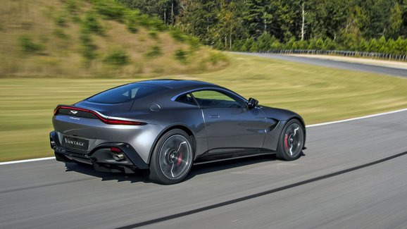 Aston Martin se chce stát britským Ferrari. Bude prodávat auta dráže
