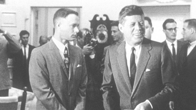 Forrest Gump si potřásá rukou s prezidentem Kennedy. V době vzniku slavného filmu šlo o náročnou techniku, dnes by něco podobného s pomocí dostupného programu zvládl skoro každý