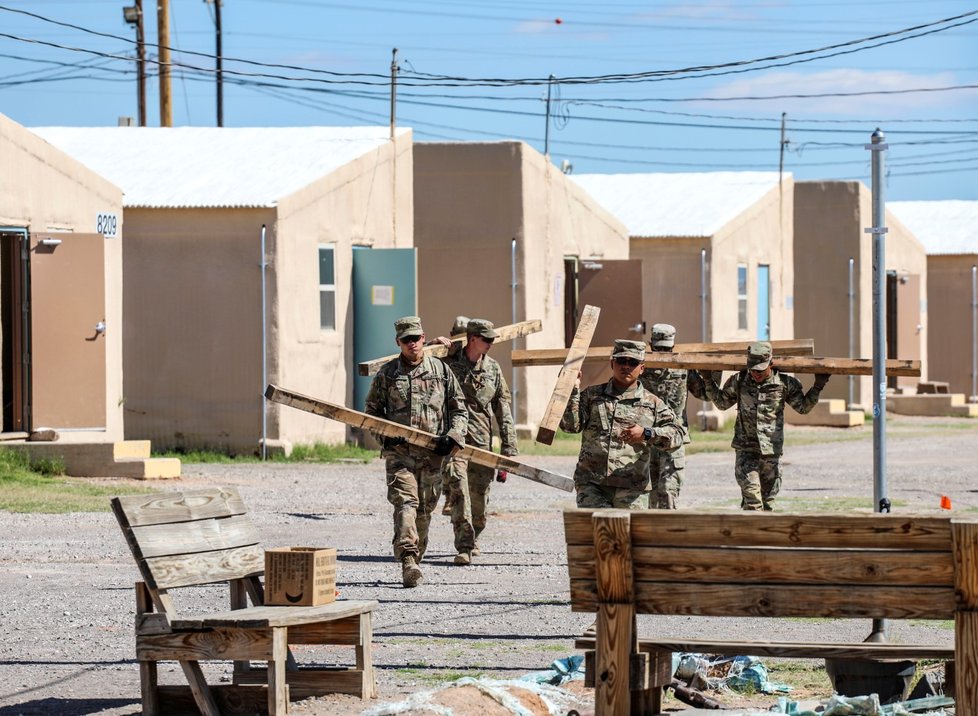 Tábor pro afghánské uprchlíky na americké základně Fort Bliss