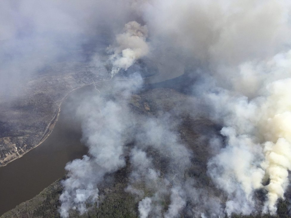 Požár pohltil město Fort McMurray i okolní lesy.