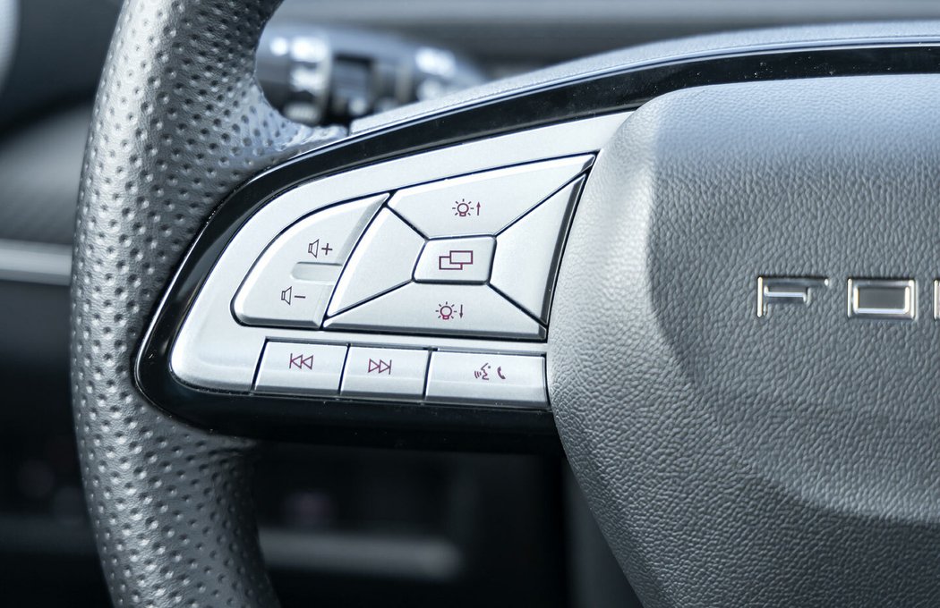Vlevo na volantu lze netradičně upravovat jas tohoto displeje. Elektrické dojezdy oken jsou stejně jako v MG všude.