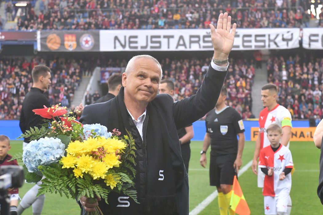 Vítězslav Lavička nedávno oslavil 60. narozeniny, před zápasem tak obdržel památeční dres