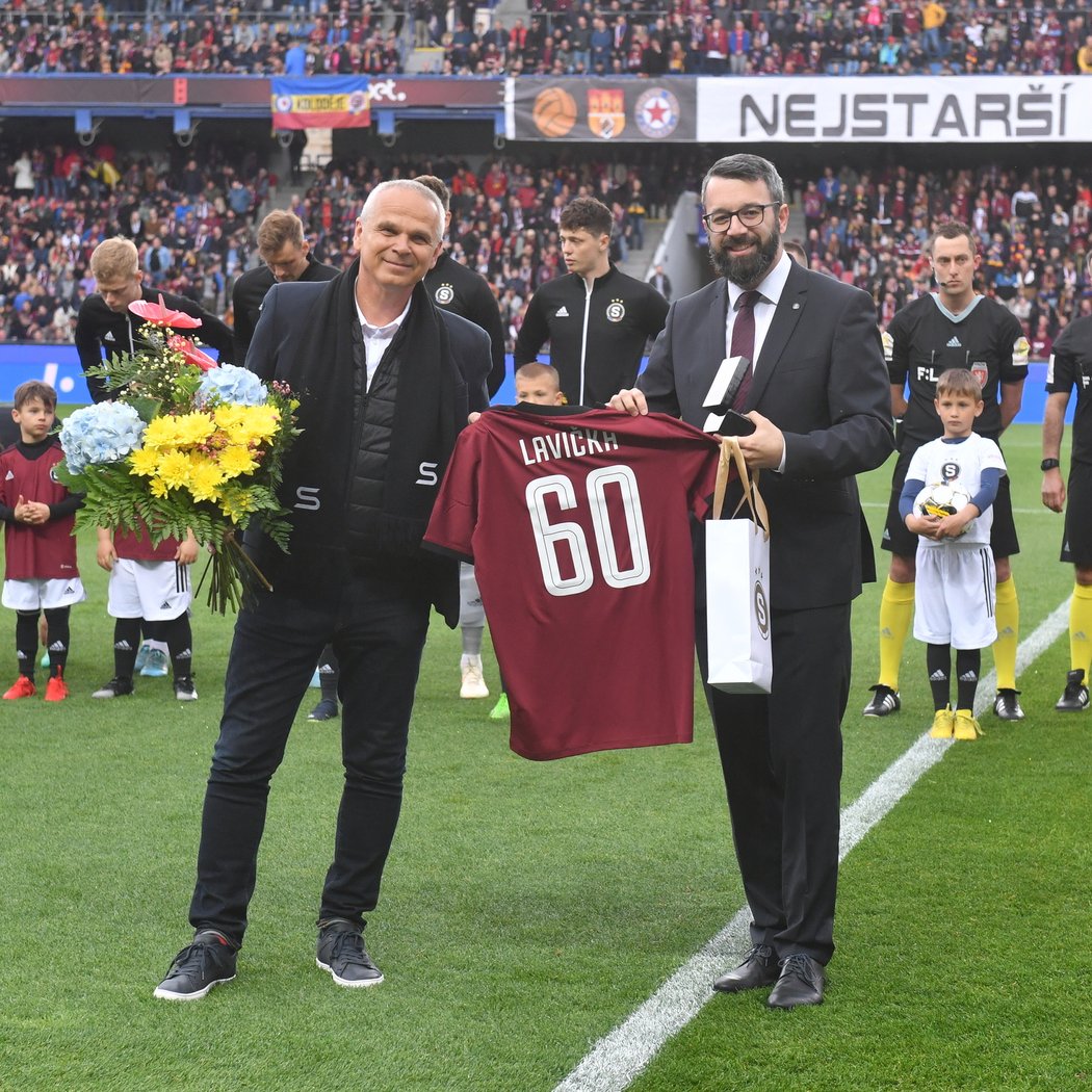Vítězslav Lavička nedávno oslavil 60. narozeniny, před zápasem tak obdržel památeční dres