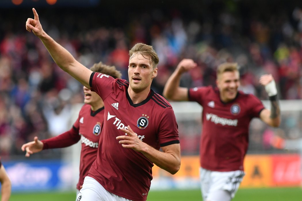 Dánský stoper Asger Sörensen slaví druhý sparťanský gól v derby