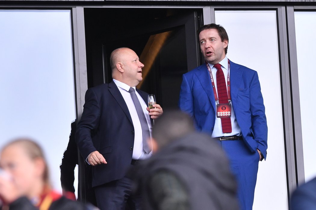 Šéf LFA Dušan Svoboda v rozhovoru s předsedou fotbalové asociace Petrem Fouskem na derby