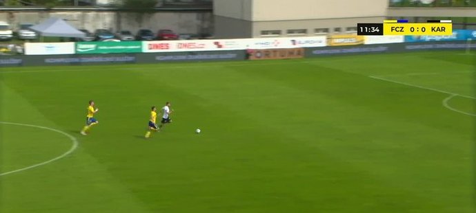 Zlín - Karviná: Martin Regáli otevřel skóre zápasu po samostatném úniku, 0:1