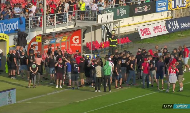 Brno - Zlín: Zbrojovka padá do druhé ligy, fans na trávníku skandují na majitele Bartoňka