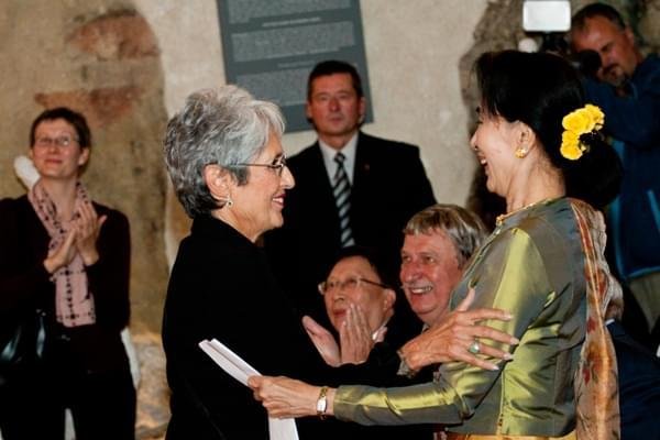 Su Ťij a Joan Baezová na konferenci Forum 2000 v Praze, 2013.