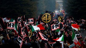 Maskovaní přívrženci krajně pravicové skupiny Forza Nuova se shromáždili v Římě.