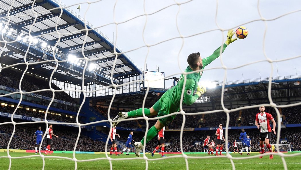 Brankář Foster likviduje další velkou šanci domácí Chelsea