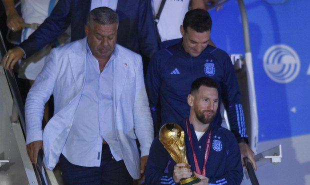 Euforie na letišti v Argentině. Messi a zlatý tým už jsou doma
