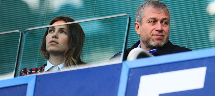 Daria Žukovová sleduje zápas Chelsea z tribuny po boku svého manžela Romana Abramoviče