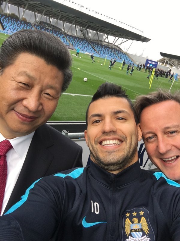 Selfie Sergia Agüera s čínským prezidentem a britským premiérem zaujala fanoušky po celém světě