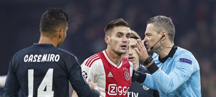 Rozhodčí vysvětluje hráčům Ajaxu, proč se rozhodl neuznat jejich gól proti Realu Madrid