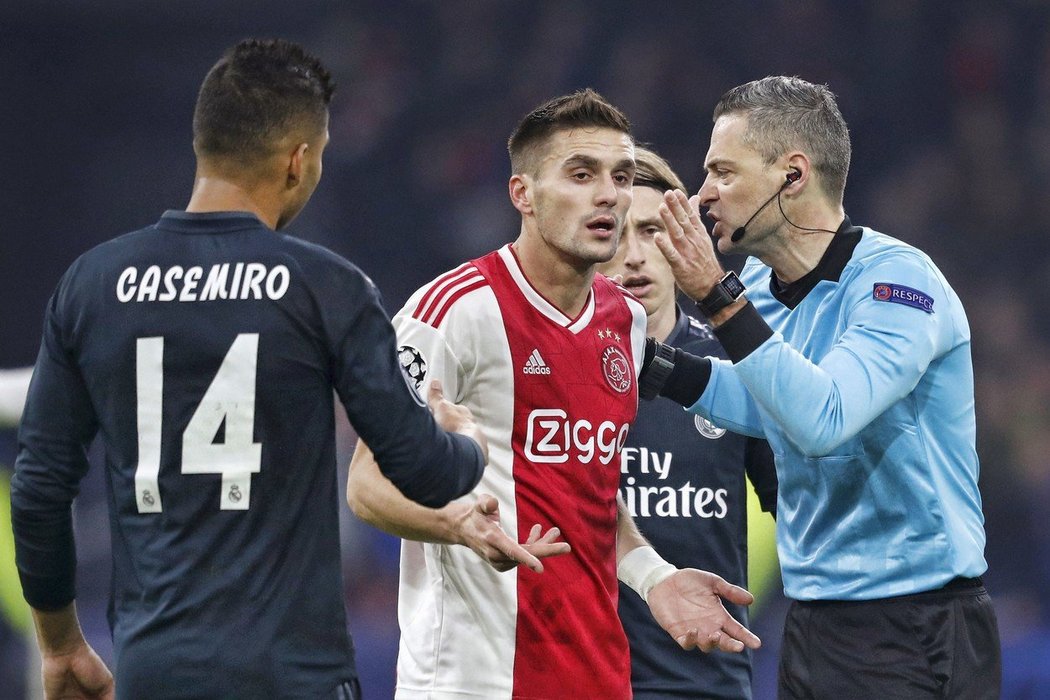 Rozhodčí vysvětluje hráčům Ajaxu, proč se rozhodl neuznat jejich gól proti Realu Madrid