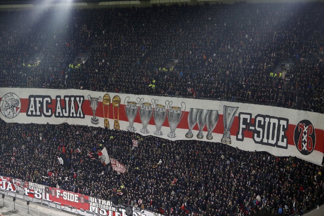 Zaplněná tribuna na stadionu Ajaxu Amsterdam