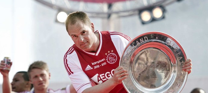 Trenér Ajaxu Amsterdam Frank de Boer se raduje s trofejí pro vítěze nizozemské ligy