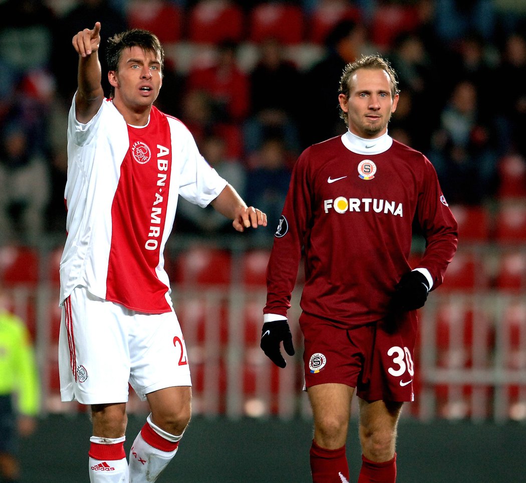 Úspěšné roky zažil Zdeněk Grygera i v Ajaxu Amsterdam, s nímž v roce 2006 nastoupil v Poháru UEFA na Spartě. Na snímku s domácím útočníkem Maurem Lustrinellim.