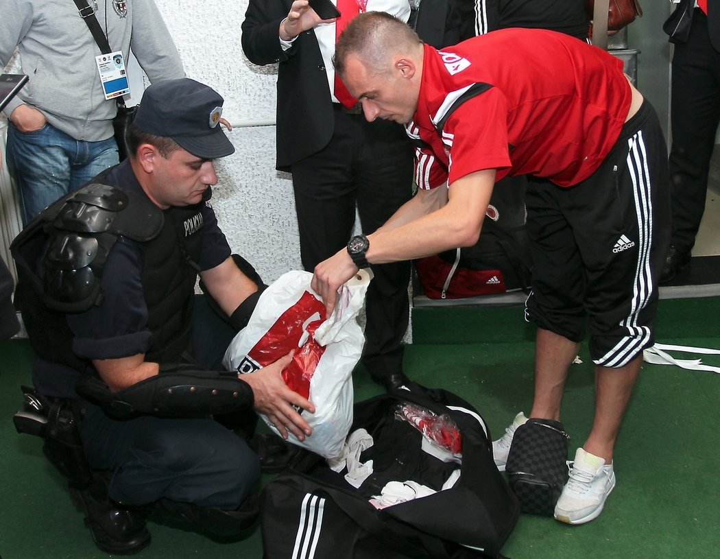 Srbští policisté prohledávali tašky albánským fotbalistům při odchodu ze stadionu