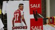 Trička s Alexisem Sánchezem v dresu Arsenalu jdou do výprodeje