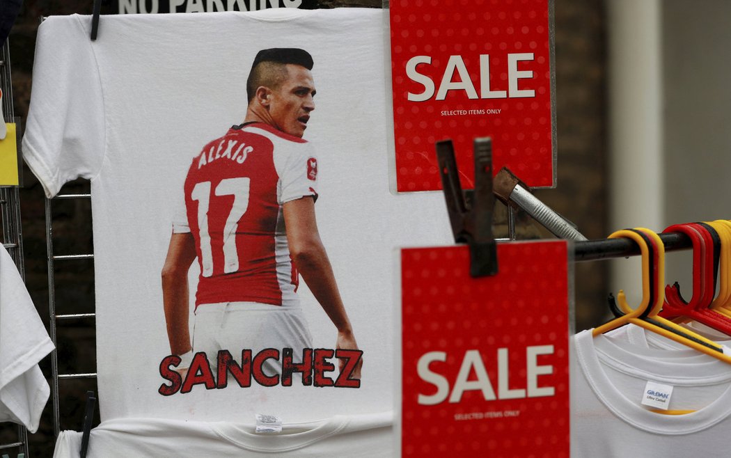 Trička s Alexisem Sánchezem v dresu Arsenalu jdou do výprodeje