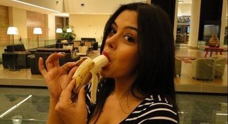 Banán v ústech! Sexy modelka Riquelme tak bojuje proti rasismu ve fotbale