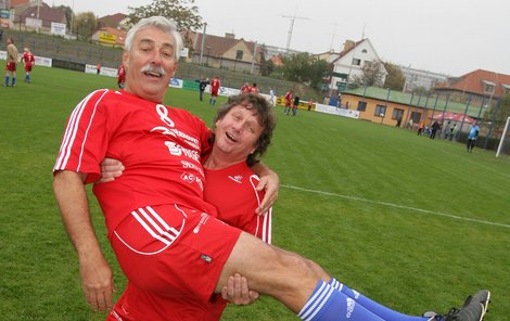 2007: Standa Hložek nosil Jana Rosáka na rukou.