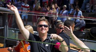 Fotbalové hvězdy na Gay Pride. Tančil i nizozemský kouč Van Gaal