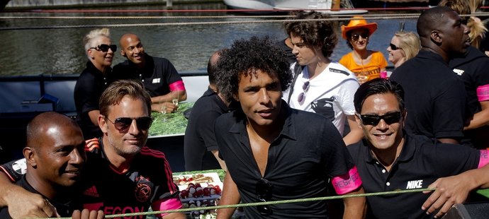 Bývalý nizozemští fotbalisté Aaron Winter, Ronald de Boer, Pierre van Hooijdonk a Michael Mols na Gay Pride v Amsterdamu