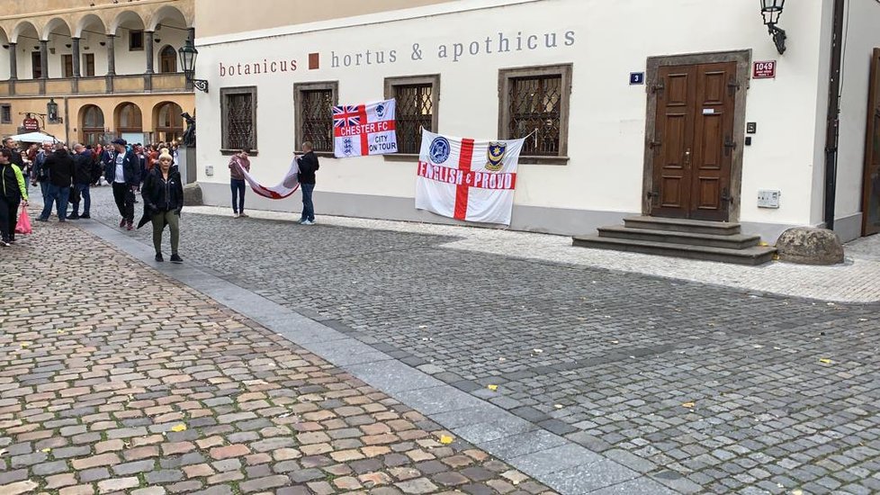 Angličtí fotbaloví fanoušci se srocují v centru Prahy.