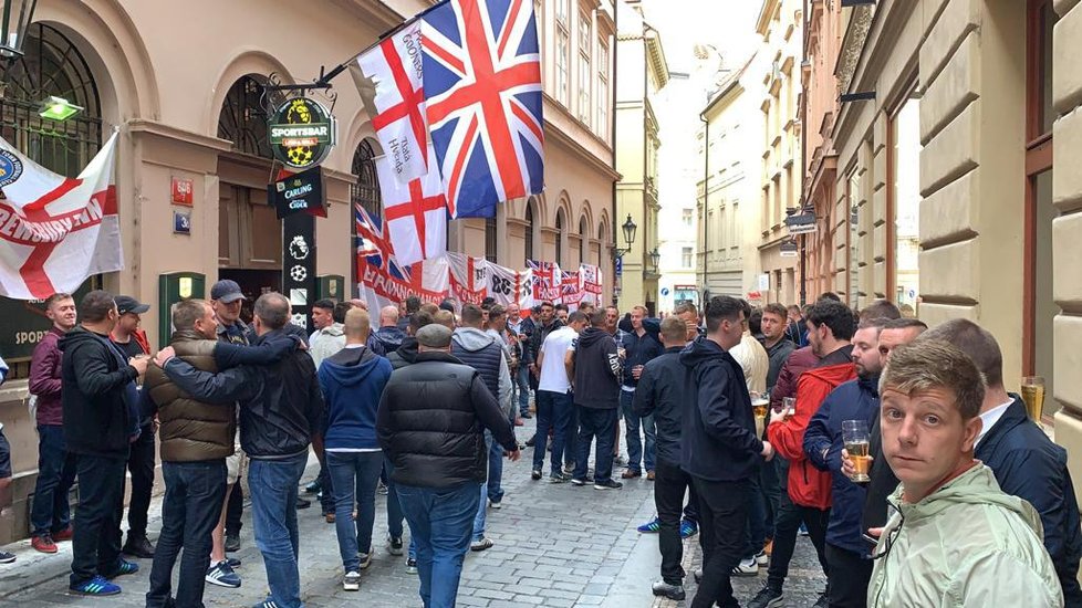 Angličtí fotbaloví fanoušci se srocují v centru Prahy.