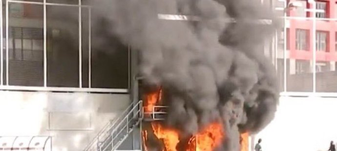 Velký požár na stadionu, který má hostit zápas Andorra - Anglie