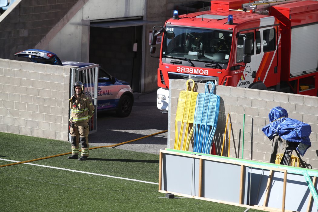 Zasahující hasiči na stadionu v Andoře