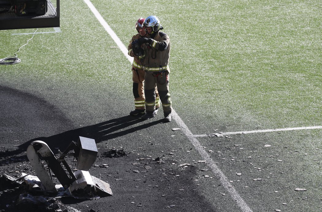 Oheň poškodil na stadionu fotbalového trpaslíka také umělý trávník