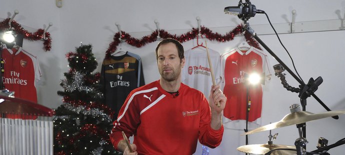 Petr Čech si o Vánocích rád zabubnuje, ovšem letos asi nebude mít šanci. Jeho Arsenal totiž nejspíš bude hrát Premier League.