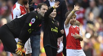Čechova rozlučka s Arsenalem: Z trávníku mávaly i jeho děti