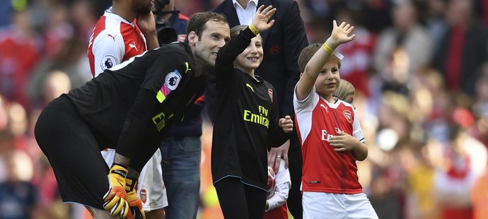 Petr Čech s rodinkou se loučí se sezonou Arsenalu. Na hřišti je s manželkou Martinou a dětmi Adélou a Damiánem.