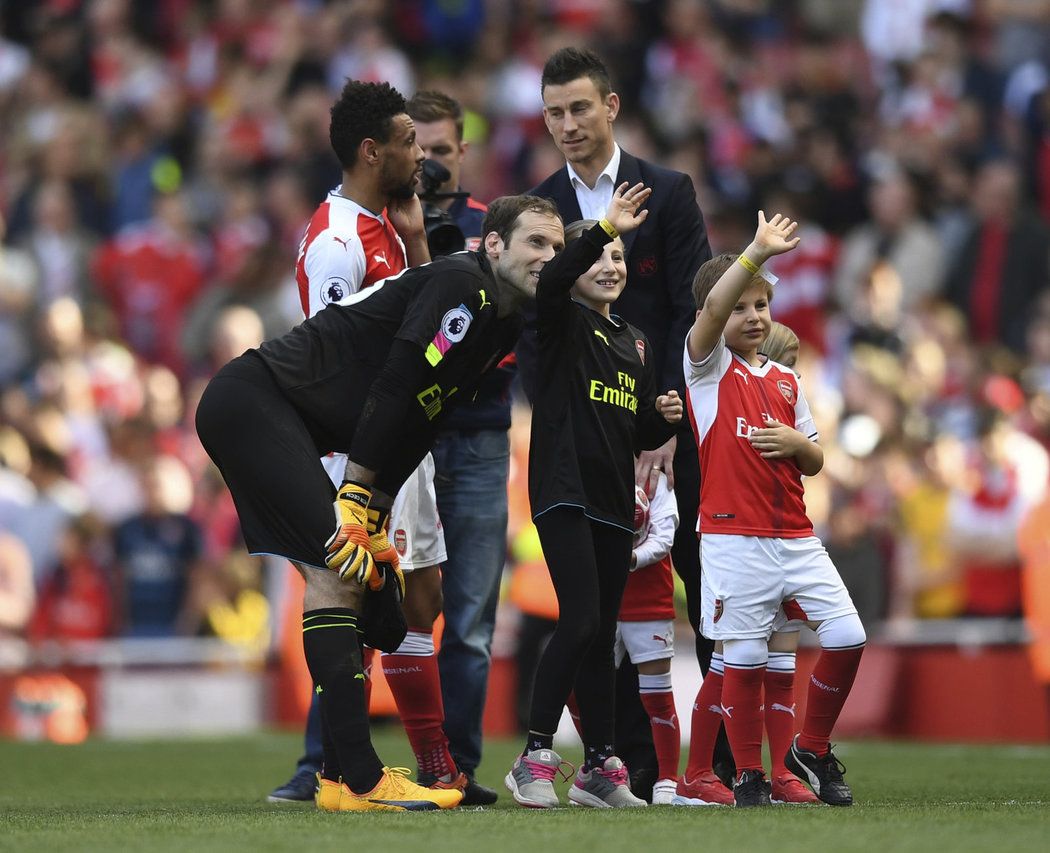 Petr Čech s rodinkou se loučí se sezonou Arsenalu. Na hřišti je s manželkou Martinou a dětmi Adélou a Damiánem.