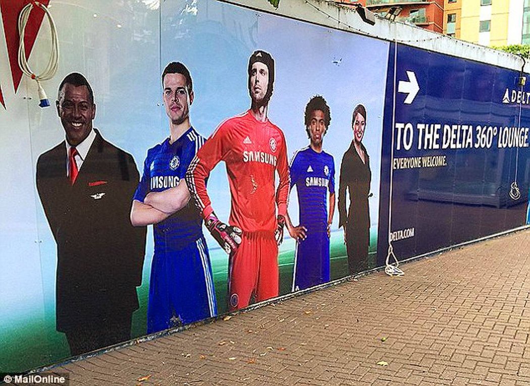 Petr Čech je stále na plakátech Chelsea.