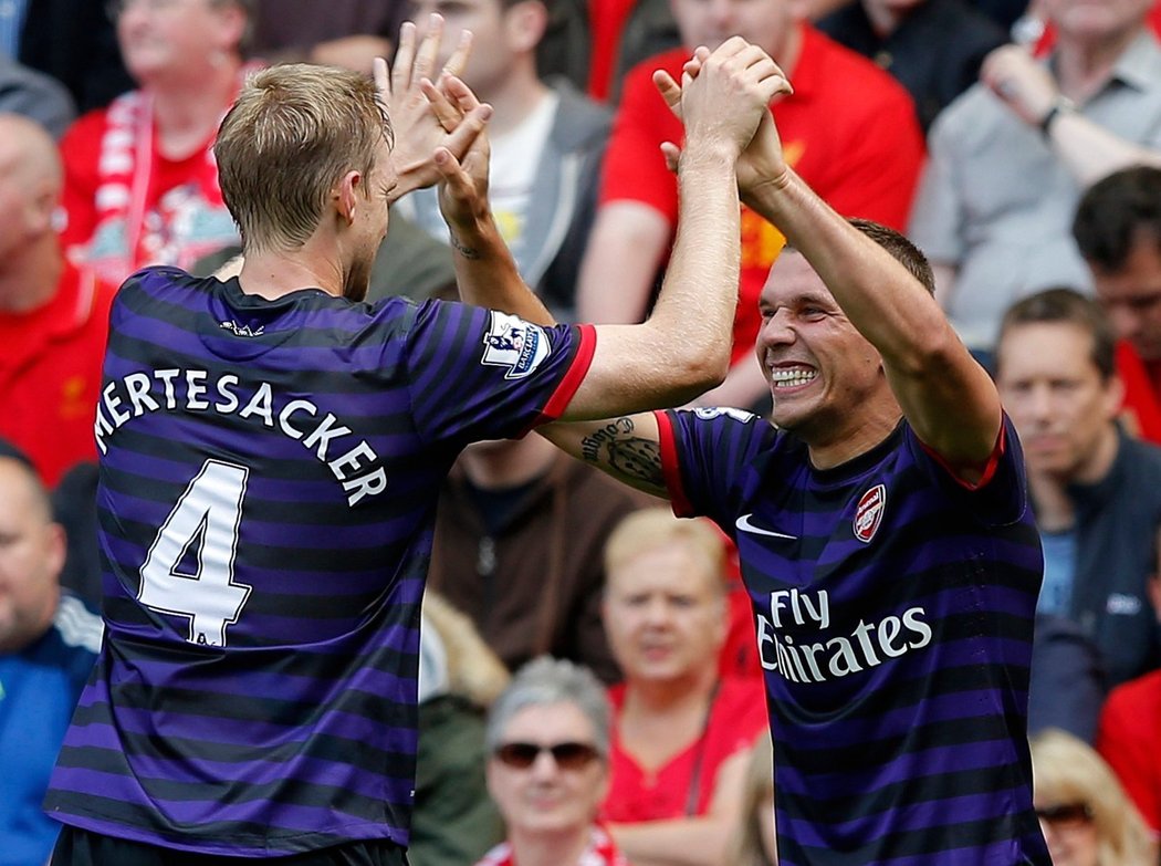 Německá radost v podání Arsenalu. Stoper Mertesacker gratuluje střelci gólu Lukasi Podolskému.