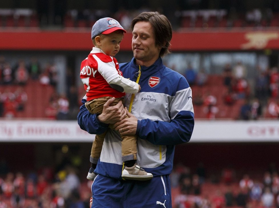 Je to chlapák! Tomáš Rosický ukázal fandům Arsenalu, jak mu roste syn Tomáš.