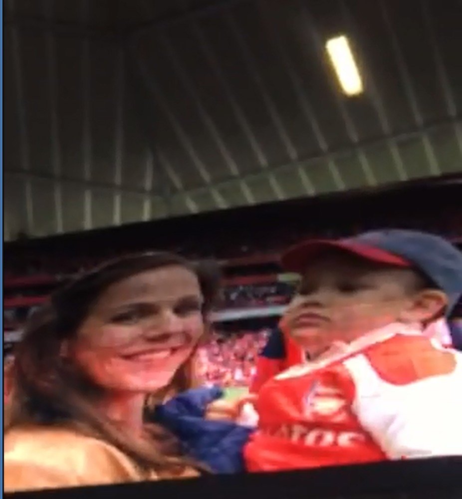 Rozkošná maminka Radka na opbří obrazovce v Emirates Stadium.