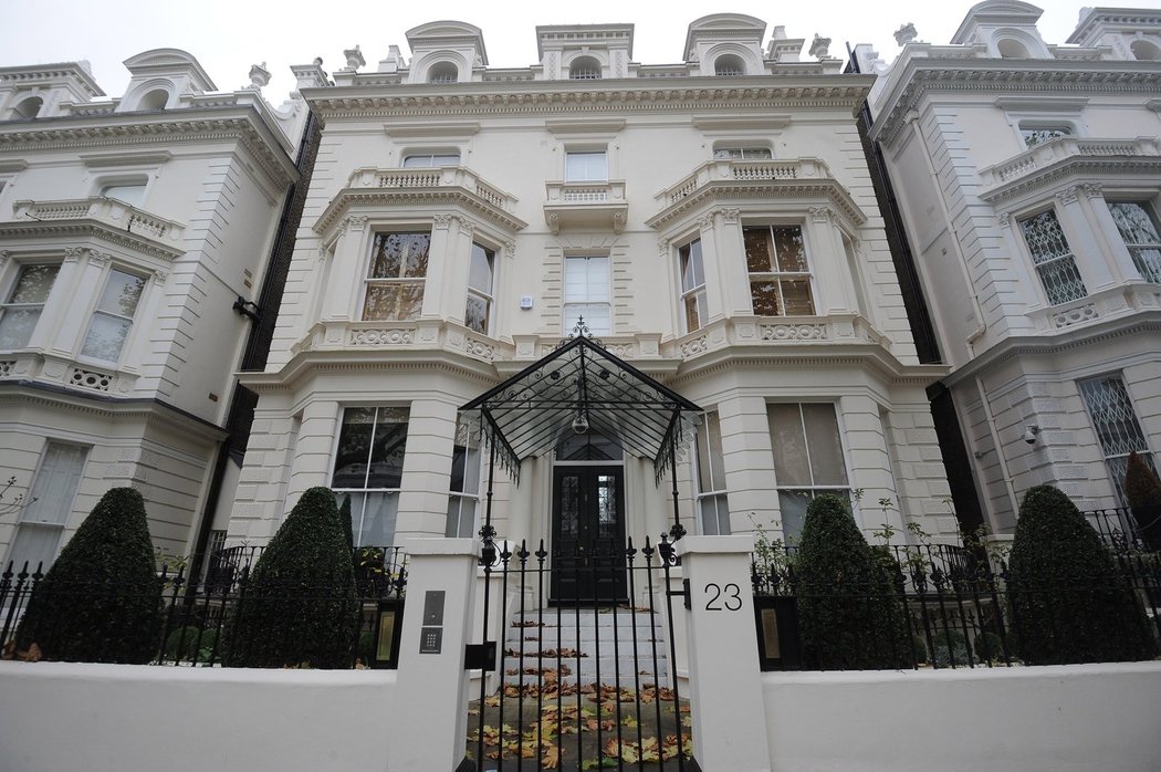 Zvenku nevypadá Beckhamův dům v Londýně tak honosně, ale sedm ložnic a sedm koupelen hovoří za vše.